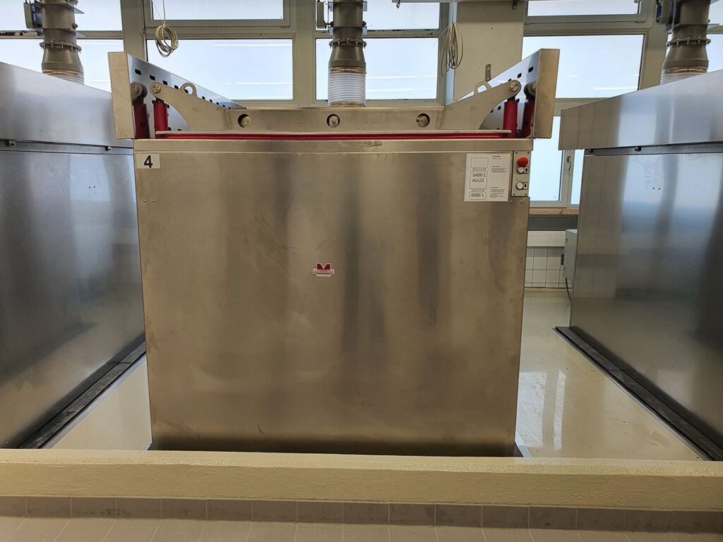 MEDIS hydraulic operated preservation cuvette incl. 6 donor-bodies. Loading / unloding by lifter-trolley by one person only. Extraction modules on both sides